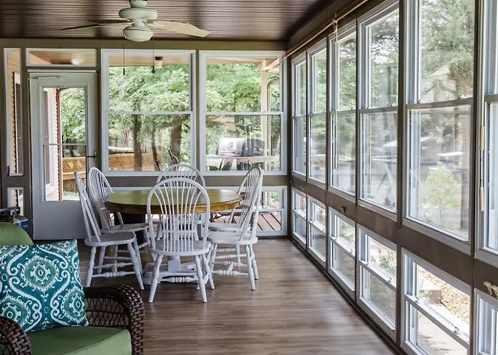 Holiday home Lakefront 5br Dock, Kayaks, Hot Tub &