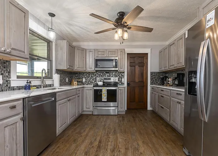 Holiday home Lakefront 5br Dock, Kayaks, Hot Tub & Marion