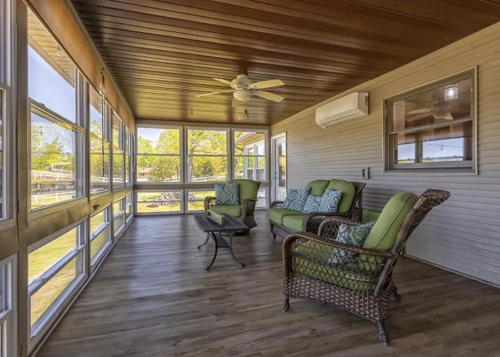 Lakefront 5br Dock, Kayaks, Hot Tub & Holiday home *