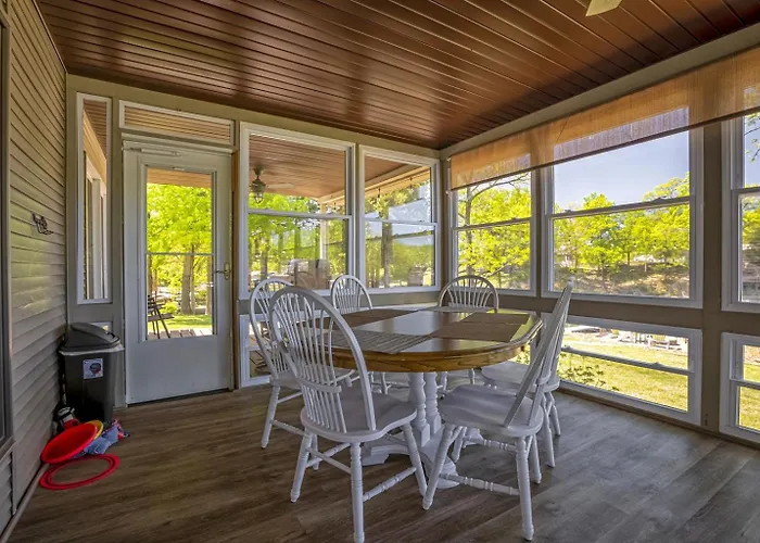 Holiday home Lakefront 5br Dock, Kayaks, Hot Tub & Marion