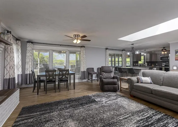 Lakefront 5br Dock, Kayaks, Hot Tub & Holiday home
