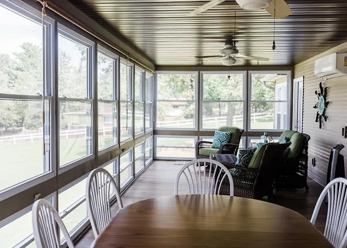 Lakefront 5br Dock, Kayaks, Hot Tub & Holiday home *