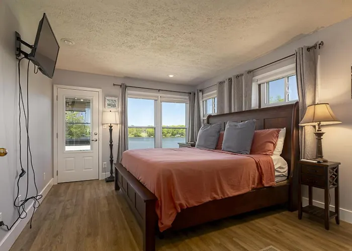 Lakefront 5br Dock, Kayaks, Hot Tub & Marion