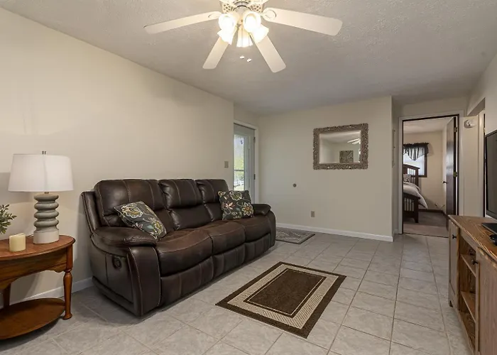 Holiday home Lakefront 5br Dock, Kayaks, Hot Tub &
