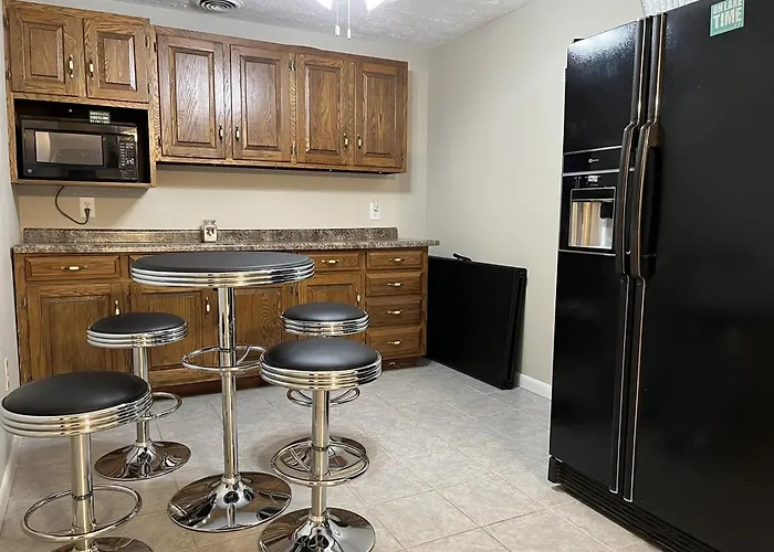 Lakefront 5br Dock, Kayaks, Hot Tub & Holiday home *