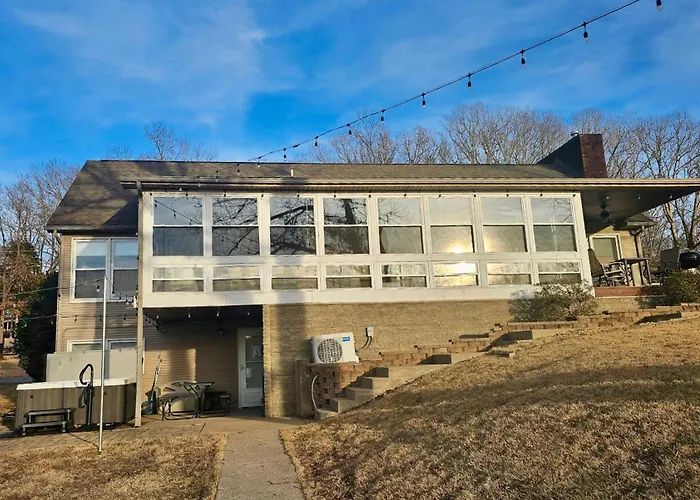 Lakefront 5br Dock, Kayaks, Hot Tub & Holiday home *