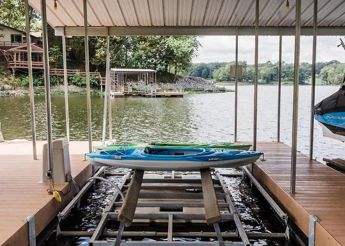 Holiday home Lakefront 5br Dock, Kayaks, Hot Tub & Marion