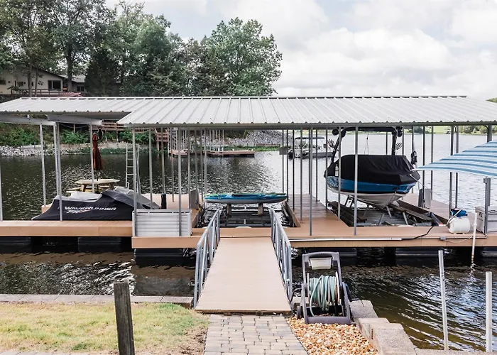 Holiday home Lakefront 5br Dock, Kayaks, Hot Tub & *