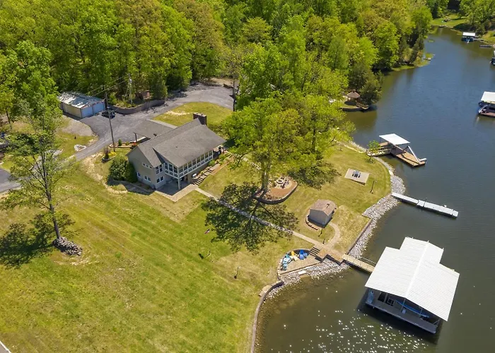 Lakefront 5br Dock, Kayaks, Hot Tub & Holiday home Marion