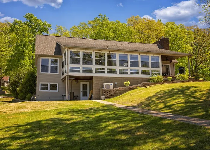 Lakefront 5br Dock, Kayaks, Hot Tub & * Marion