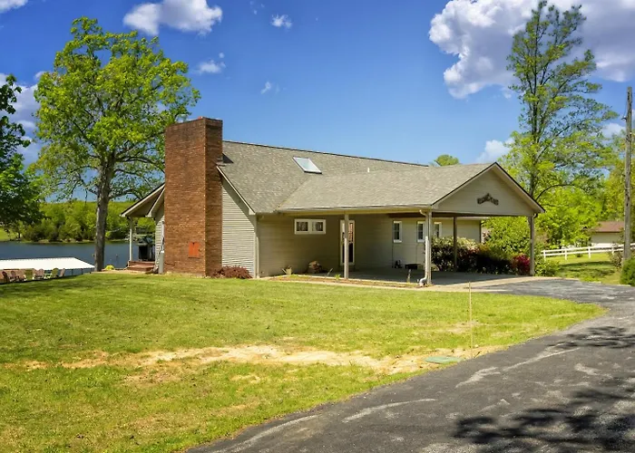 Holiday home Lakefront 5br Dock, Kayaks, Hot Tub & Marion