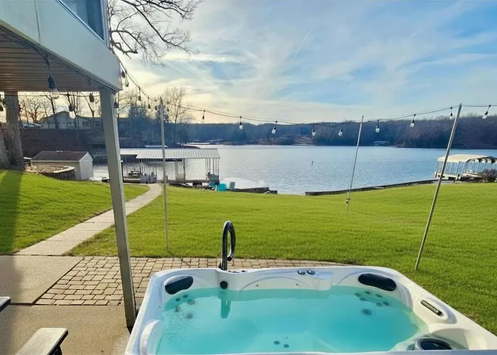 Lakefront 5br Dock, Kayaks, Hot Tub & Marion