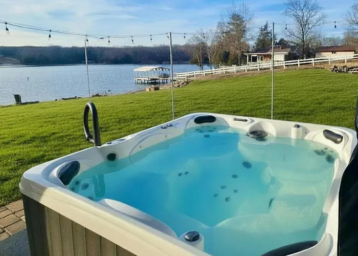 Holiday home Lakefront 5br Dock, Kayaks, Hot Tub &